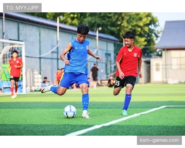 揭秘绿茵场外的汗水与欢笑：足球队日常训练幕后花絮引关注