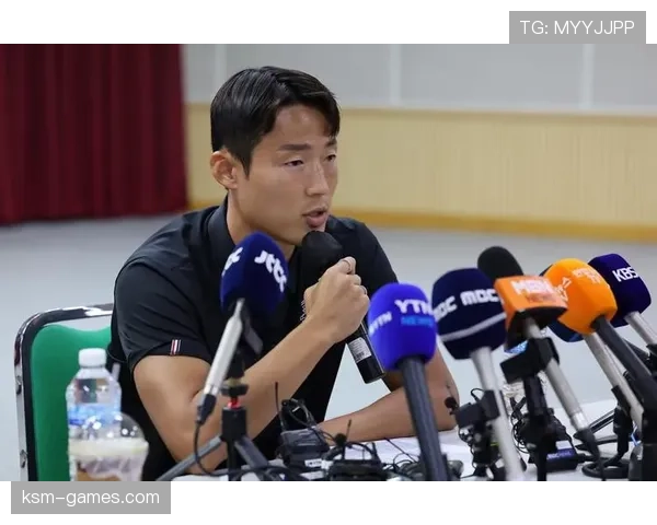 孙准浩在韩国喝个咖啡都要被球迷围住要签名，这待遇快赶上顶流爱豆了