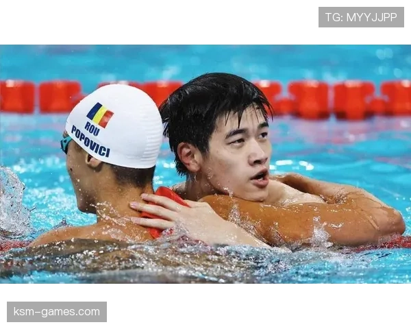 潘展乐训练完直接拎着爱马仕去吃路边摊？