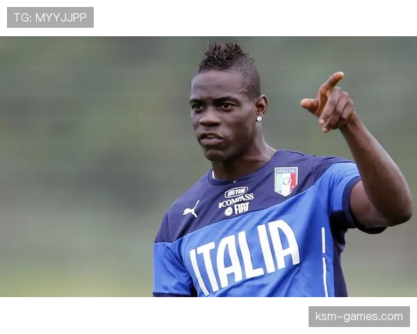 马里奥·巴洛特利场上冷若冰山，场下却像个随手刷卡的富二代，邻居看见他快递都怀疑人生